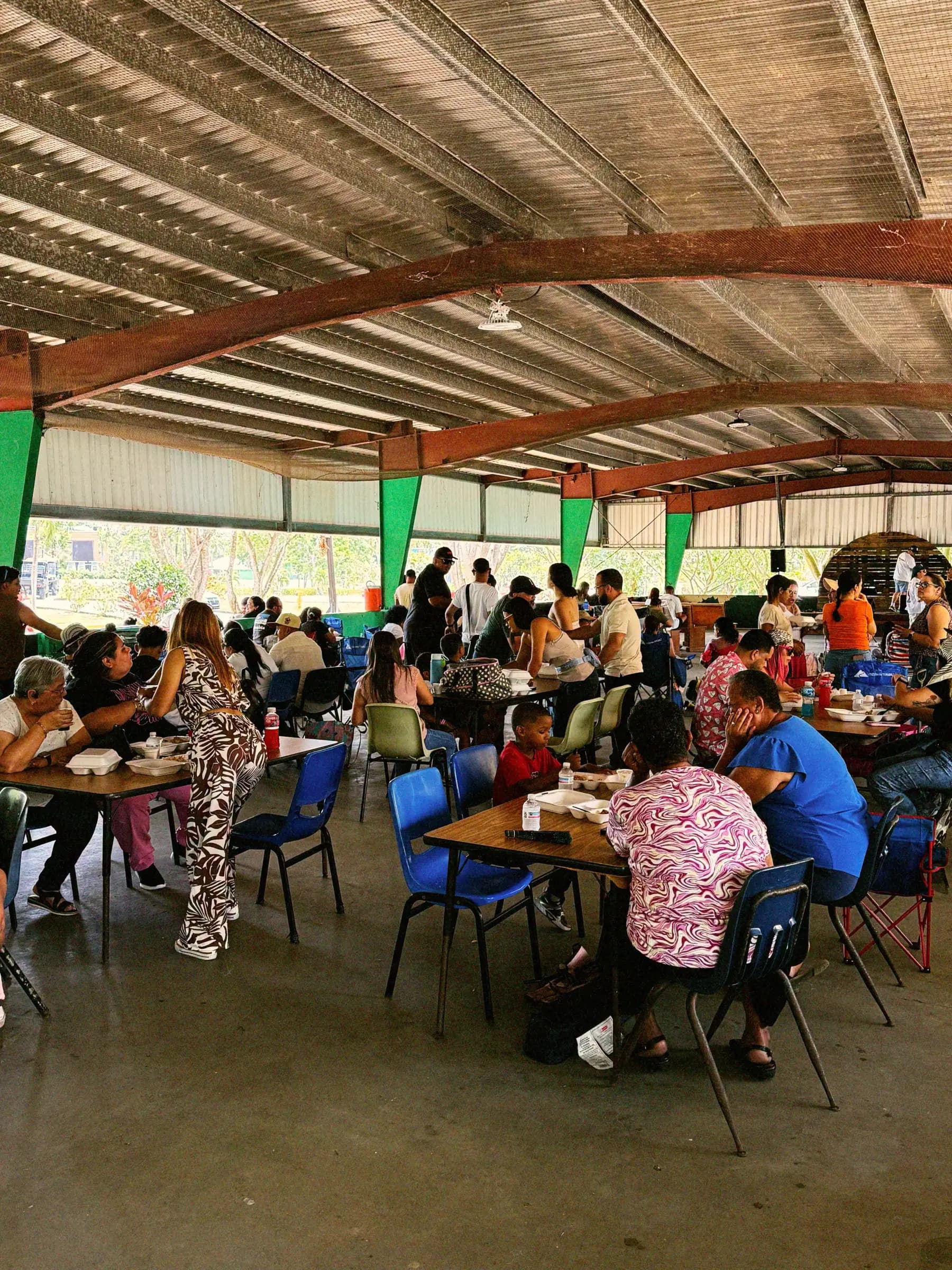 Comunidad compartiendo alrededor de mesas